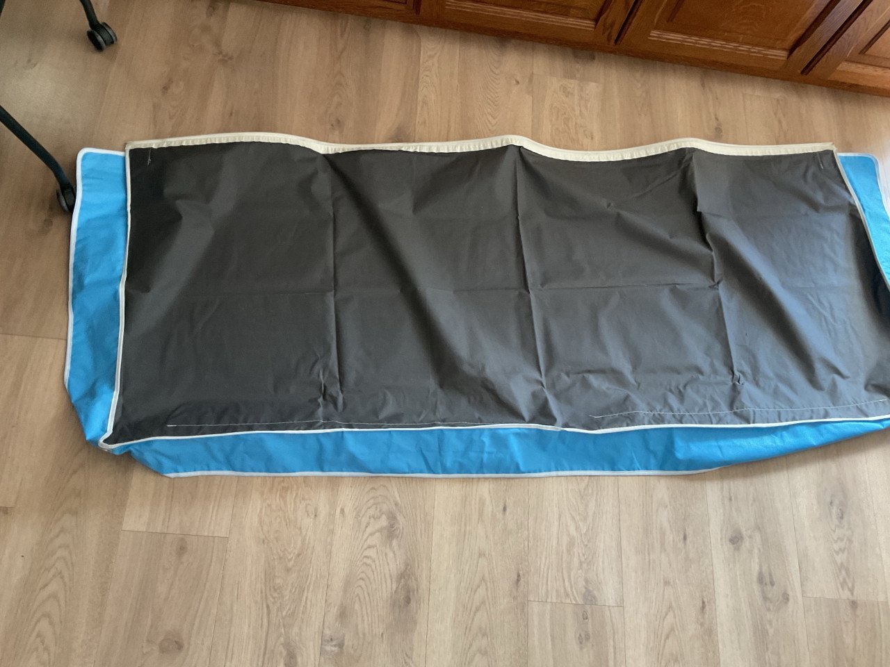 Zonnescherm voor aan de buitenkant  van een caravanraam  Z.G.A.N