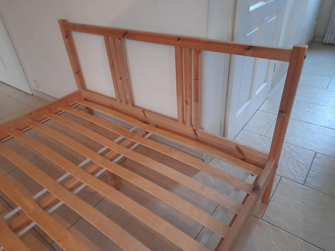 Houten bed 140 x 200 (in goede staat)
