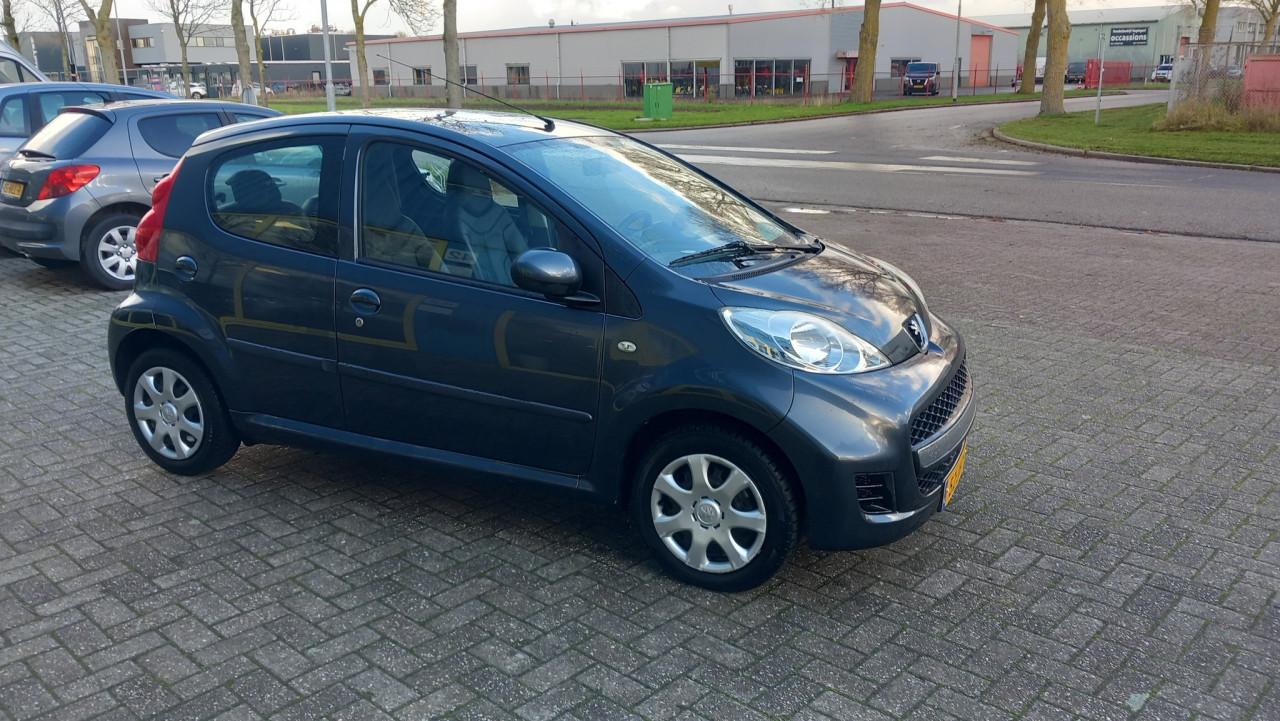 Peugeot 107 1.0 12v Sublime 5drs bj:2009 airco leer 55.000km Nieuwstaat !!