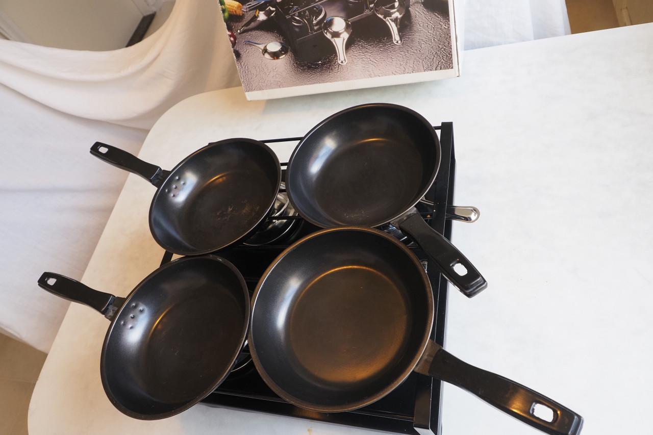 Gourmetstel, 1 x gebruikt. Met 4 zwarte pannetjes.