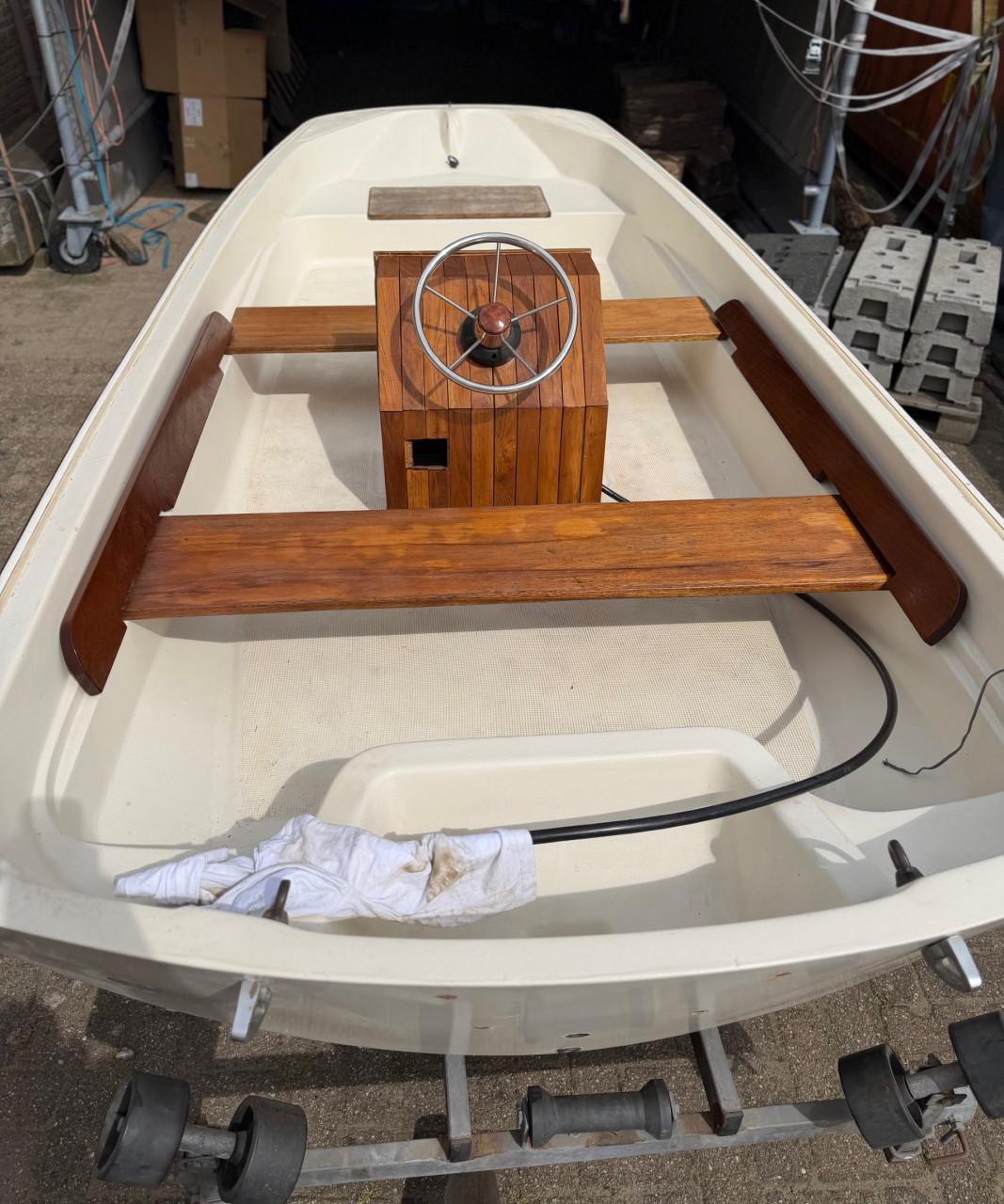 Boston Whaler 13 met Mariner 25pk 4takt buitenboordmotor.