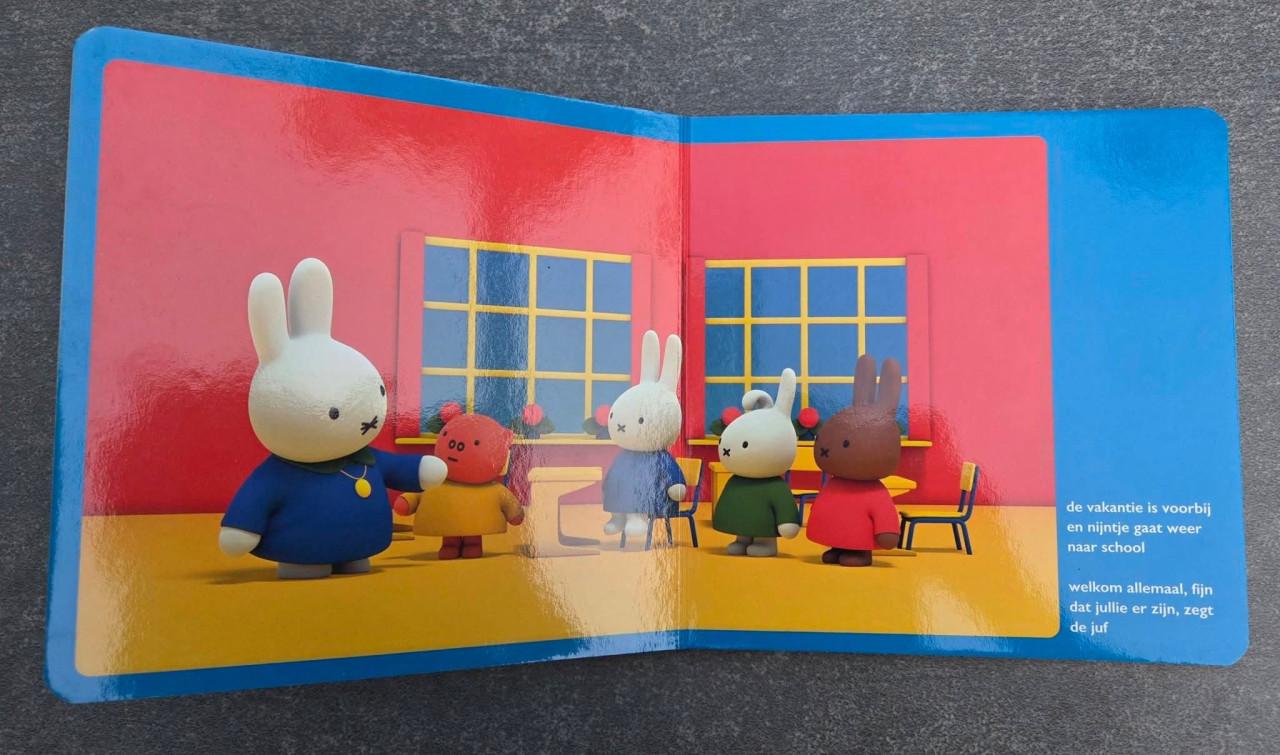 🎈Kartonnen omkeerboek; Nijntje gaat naar school / Nijntjes sportdag.