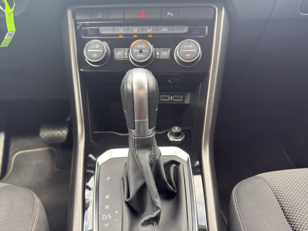 Volkswagen T-roc 1.5 tsi style dsg navigatie | two tone | parkeer v+a | aut