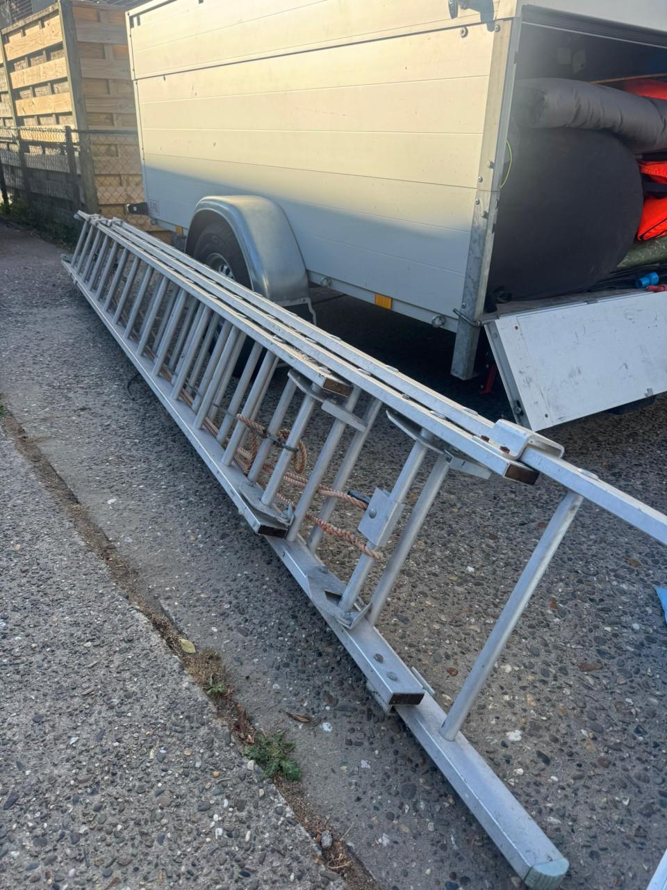 Uitschuifbare degelijke grote ladder