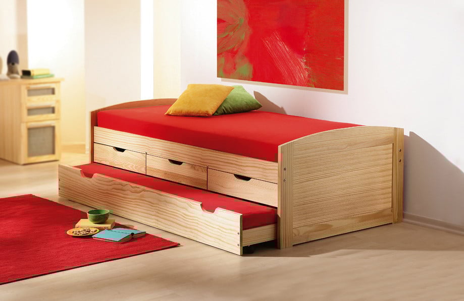 Kinderbed met logeerbed en lades. Een sfeermaker en handig bovendien.