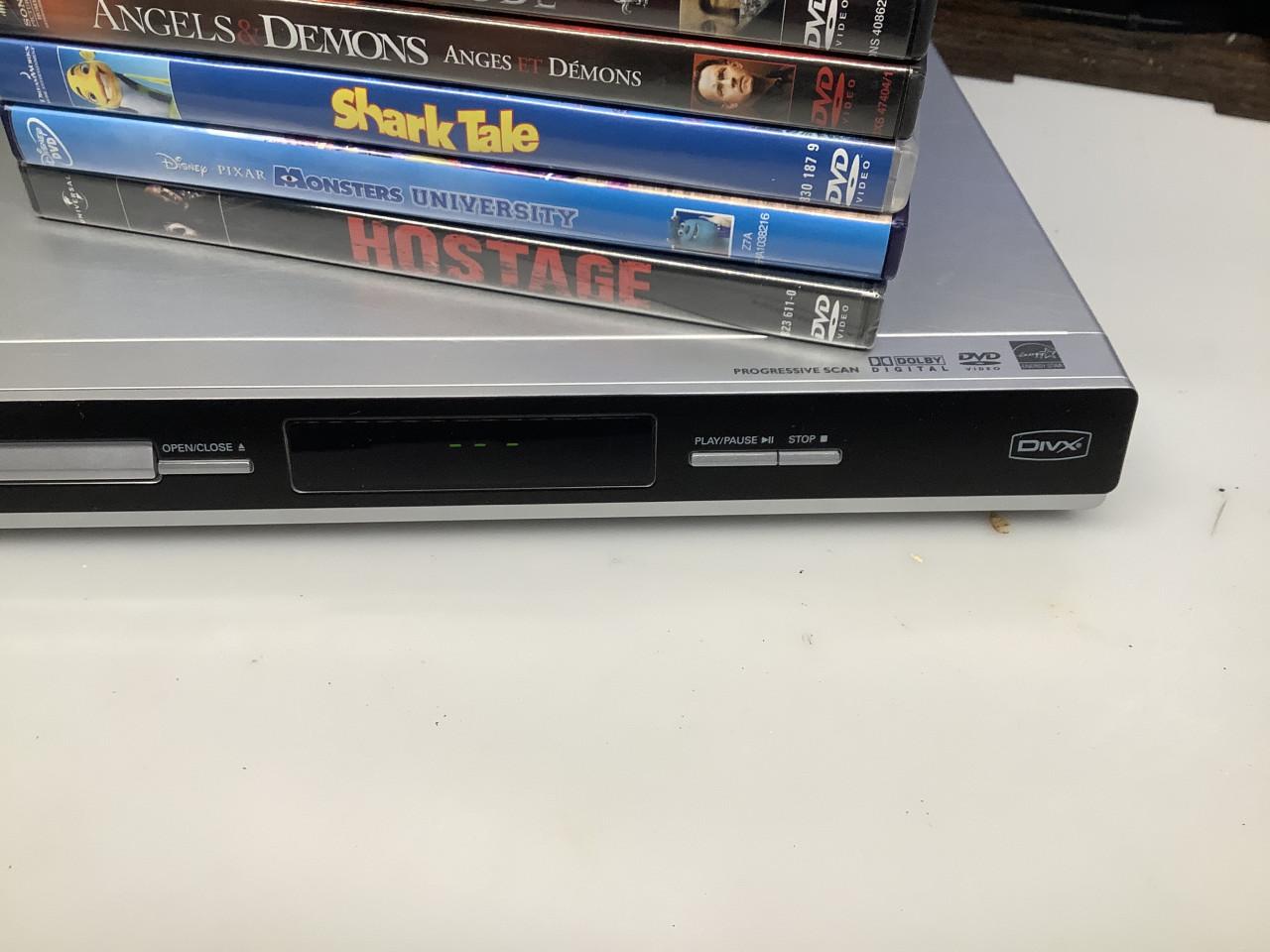 DVD speler van Philips type DVP3142 met afstandsbediening. Met stapel dvd’s