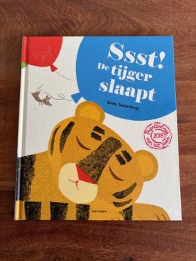 Ssst! De tijger slaapt | Britta Teckentrup (groot formaat)