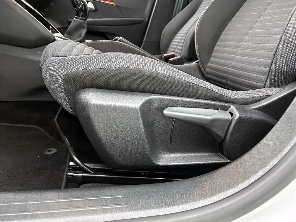 Peugeot 208 82 pk active pack | rijklaar | apple carplay | lichtmetalen vel