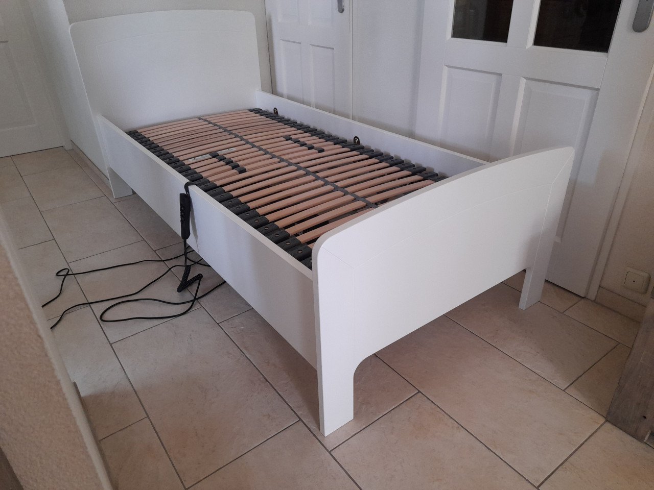 Zeer stevig elektrisch verstelbaar 1P. bed 90 x 200 (in goede nette staat)