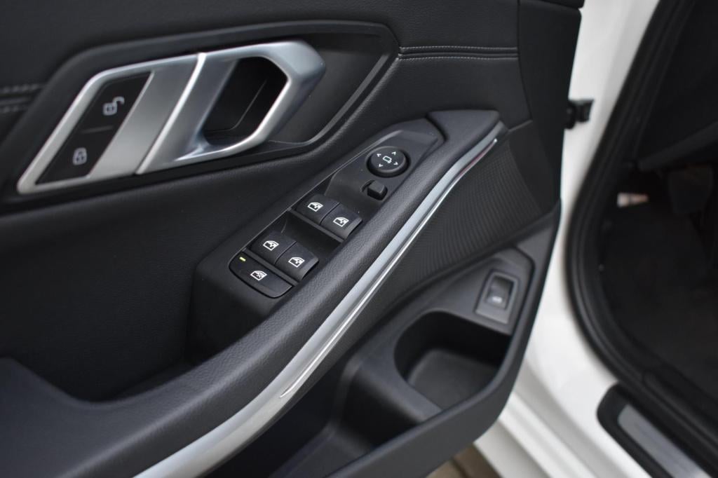 BMW 3-serie touring 318i high executive sport line | trekhaak | apple carpl