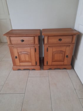 2  Stevige massief houten nachtkastjes 34 x 53 x 66H (in goede nette staat)