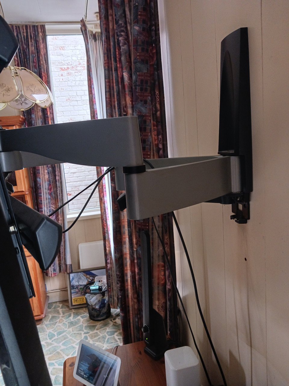 Televisie 90 cm met sterke draai en kantelbare wand steun.