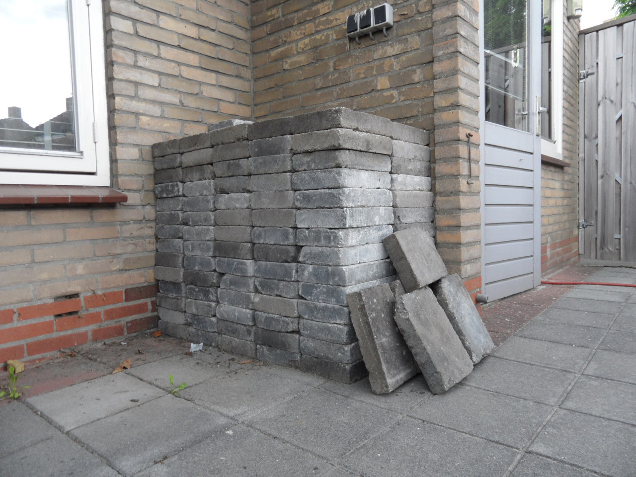 Gratis af te halen; terras tegels.