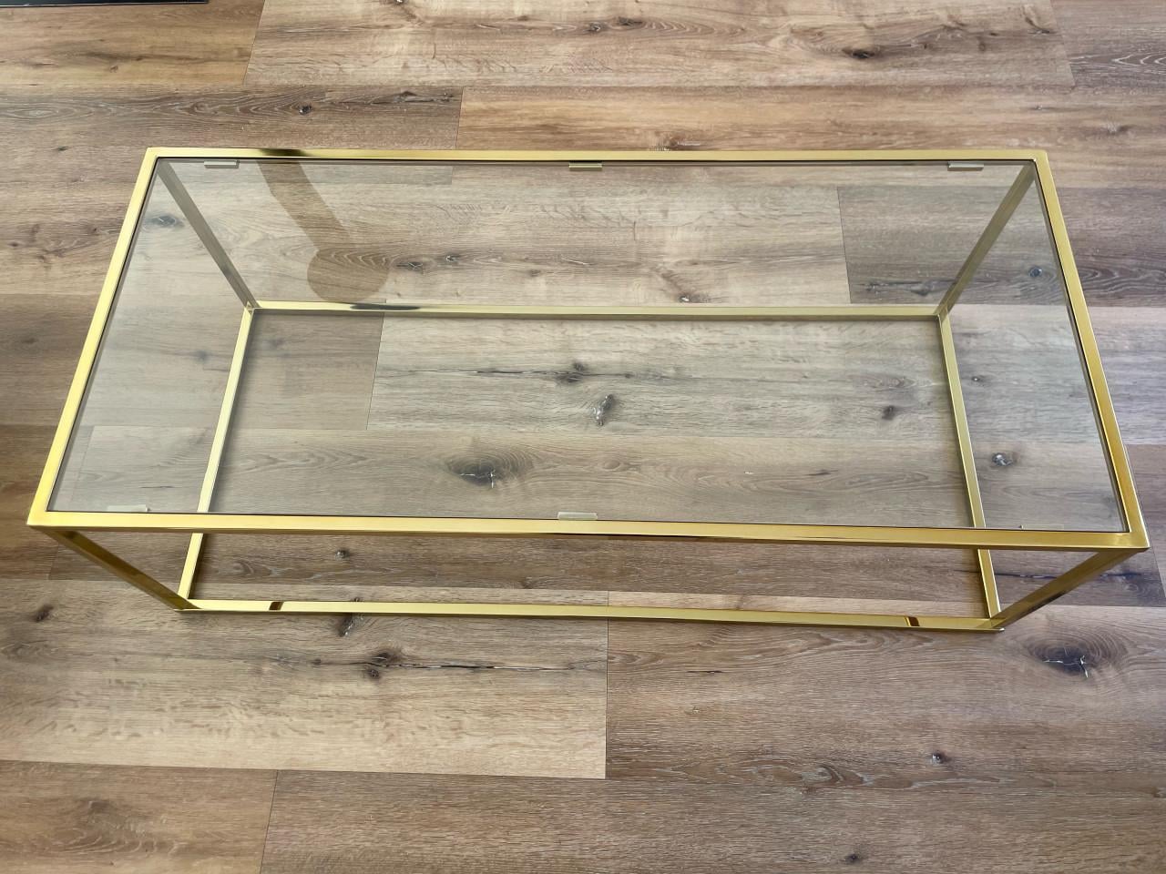 Gouden salontafel met glazen tafelblad en onderzetters