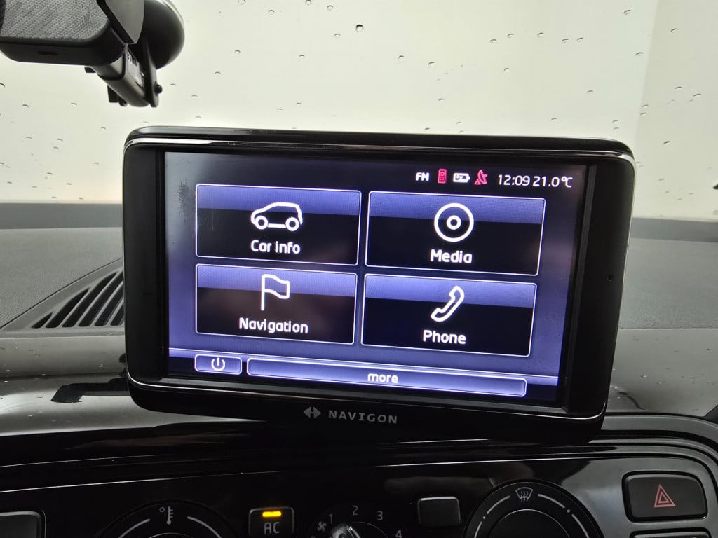 Volkswagen UP! occasion bluemotion met airco en telefoon connecten | tweede