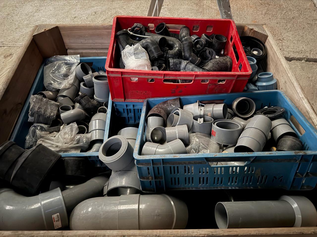 Heel veel pvc pijpen koppelstukken en leidingen