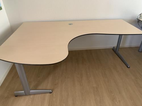 Groot bureau (tafel met verrijdbare ladenkast)