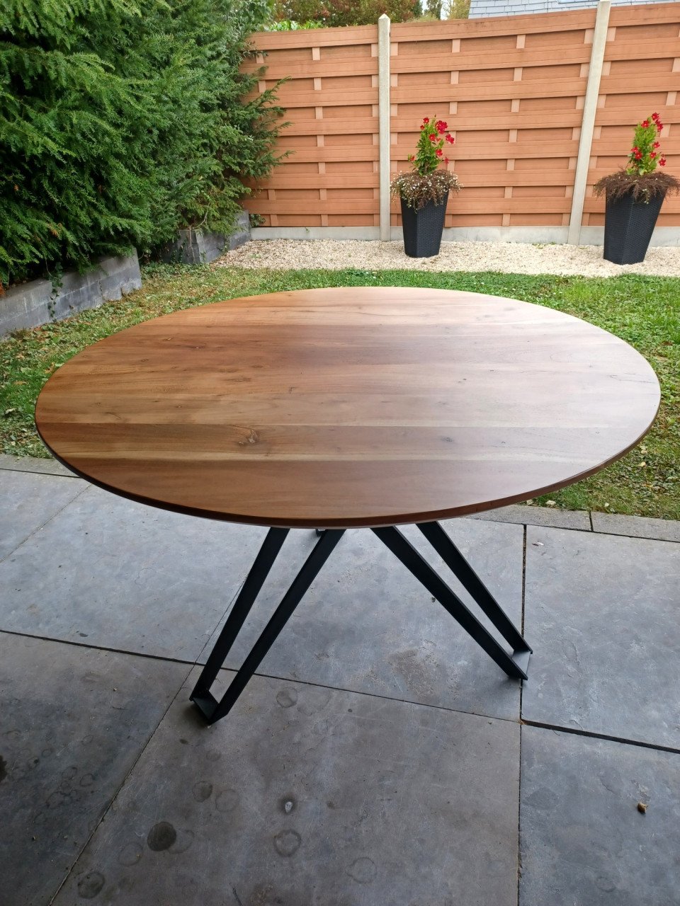 Erg mooie ronde tafel met acaciahouten blad