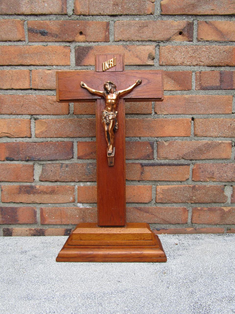 Houten kruisbeeld met bronzen Jezus