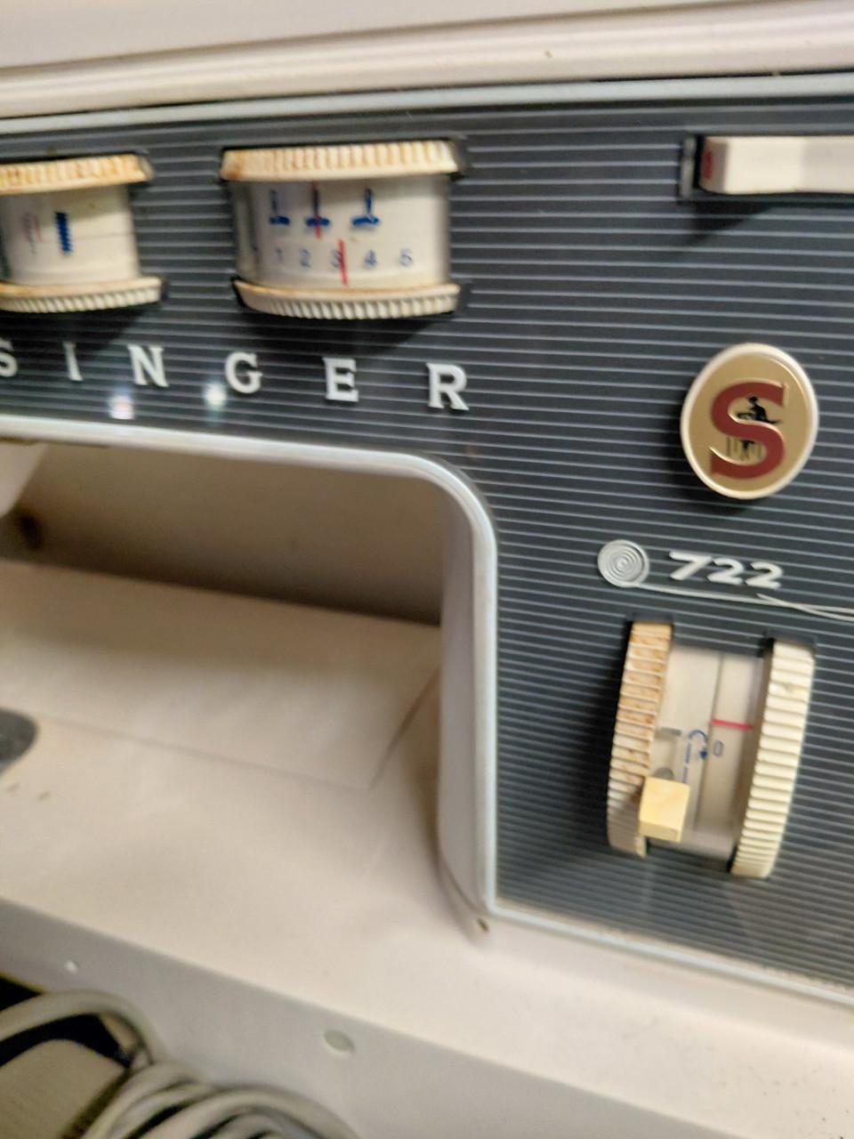 COMPLETE WITTE ANTIEKE SINGER NAAIMACHINE TYPE 722