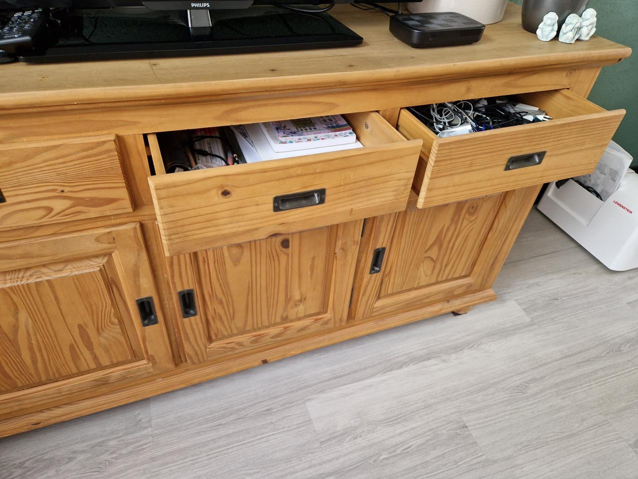 Grenen dressoir met veel bergruimte
