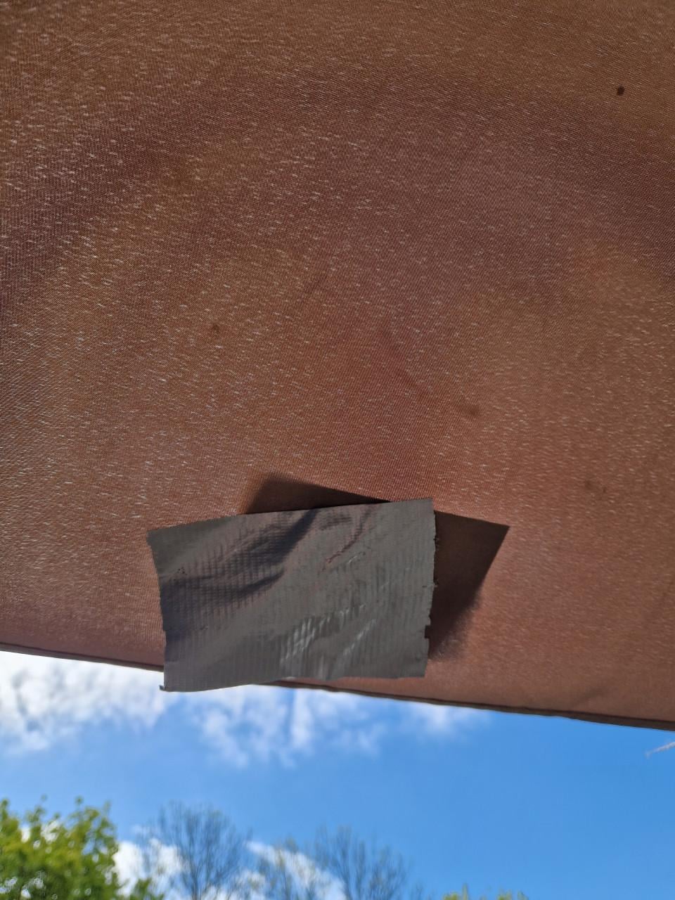 Zweefparasol met voet - gebruikssporen