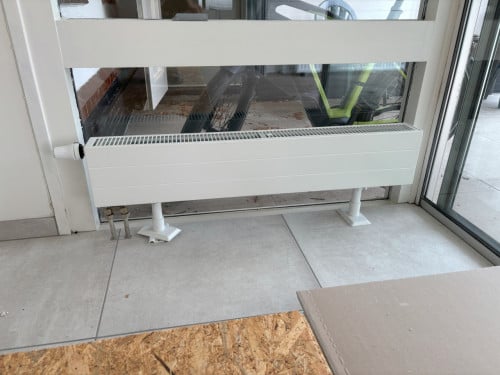 Twee vrijstaande radiatoren met voet