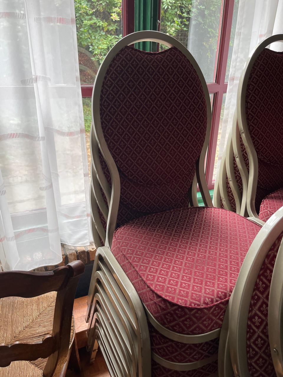 Rode horeca stapel stoelen
