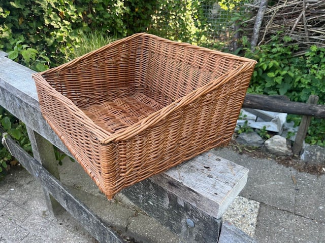 Houten Rek met rietenmanden