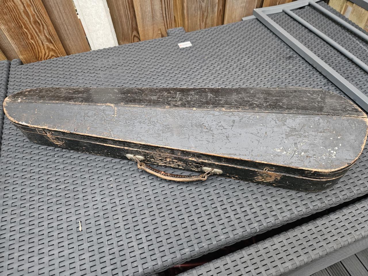 Antieke grote oude houten vioolkoffer met leren handvat