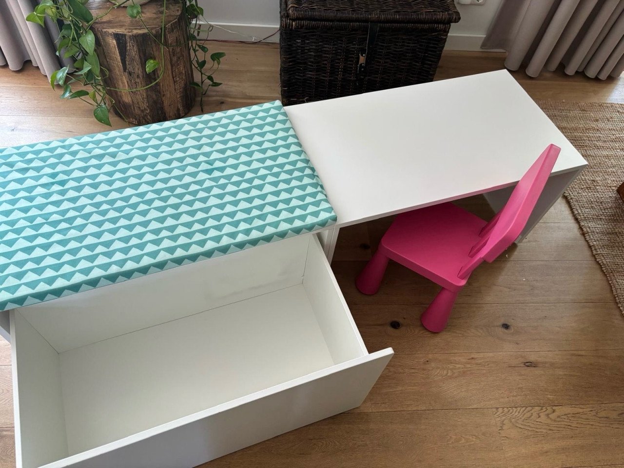 Speelgoedkist + kinderbureau/bankje + zitkussen van IKEA (serie SMÅSTAD)