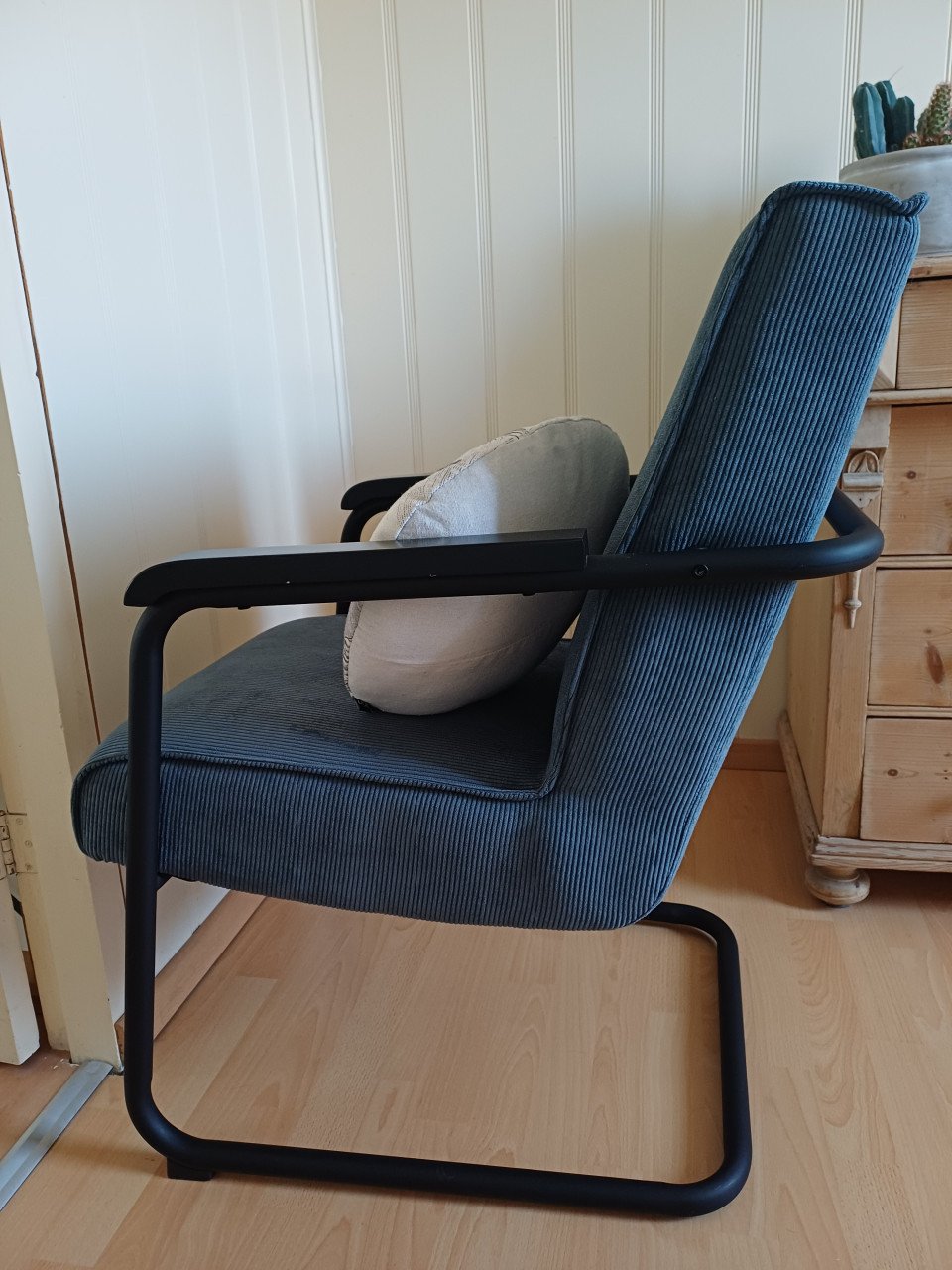 Supermooie WOOOD FAUTEUIL + HOCKER staalblauw, ribstof