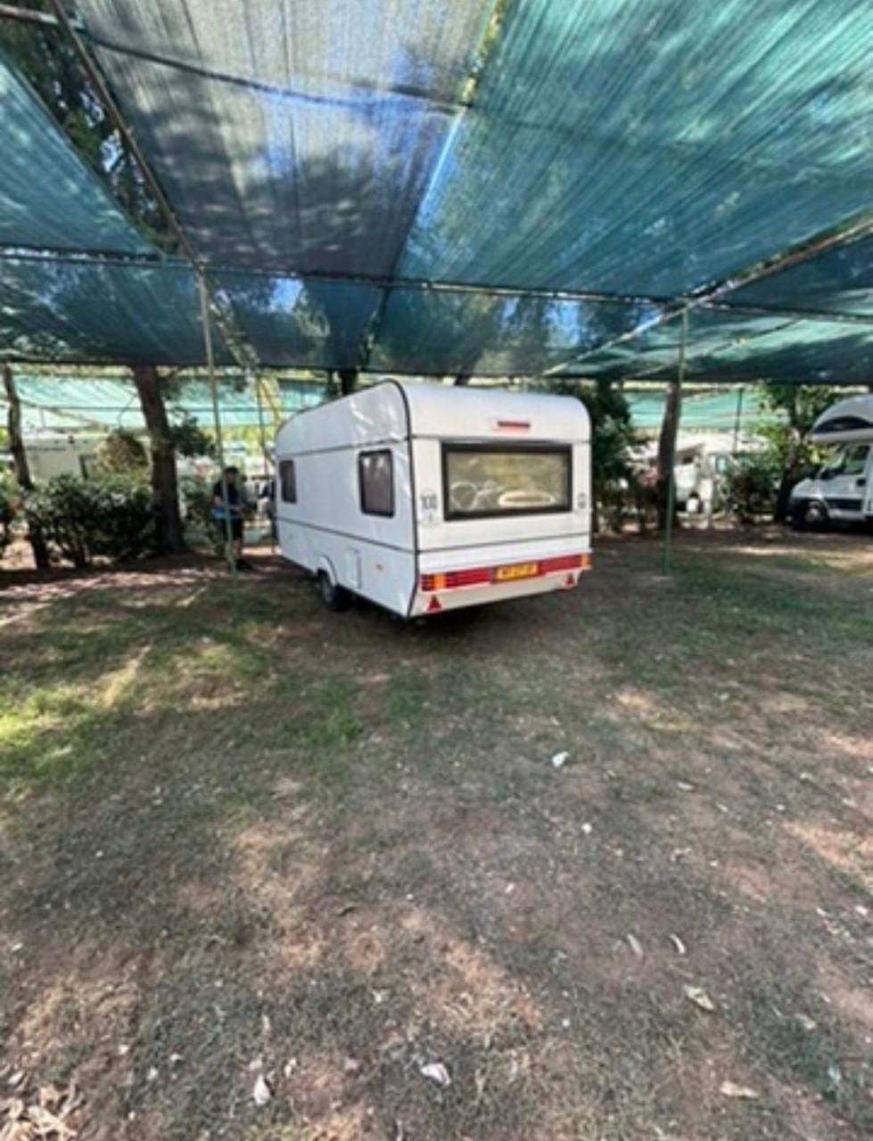 Caravan hobby met ruime voortent en zijtent