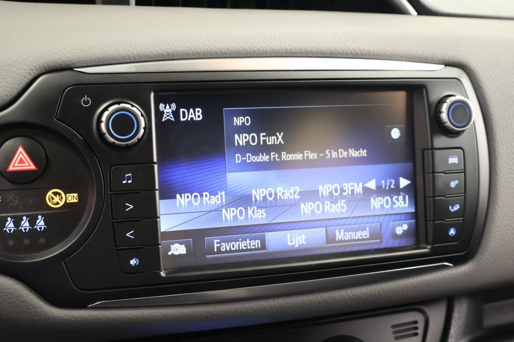 Toyota Yaris 1.5 hybrid dynamic bi-tone