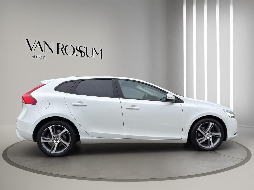 Volvo V40 2.0 t2 kinetic | camera + sensoren | navigatie | l.m.velg | 17"ve
