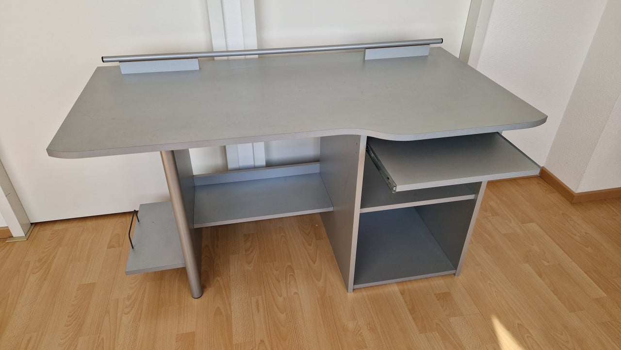 Bureautje antraciet 1.30m bij 70 cm