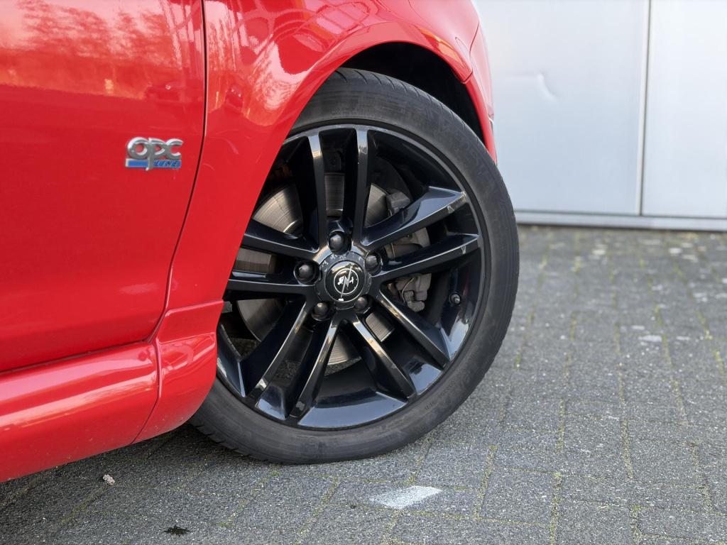 Opel Corsa 1.6-16v t color edition opc line cruise/bluetooth/17 inch!