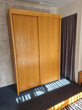 Ledikant met ombouw en kledingkast 140x200