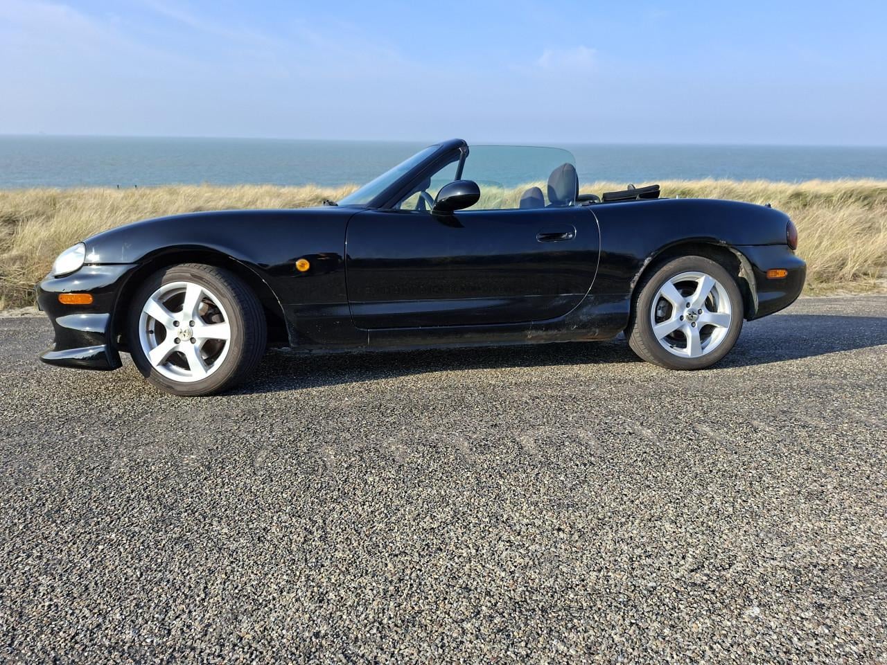 Zwarte Mazda MX-5 (2000) – Softtop en Hardtop – APK tot sept!