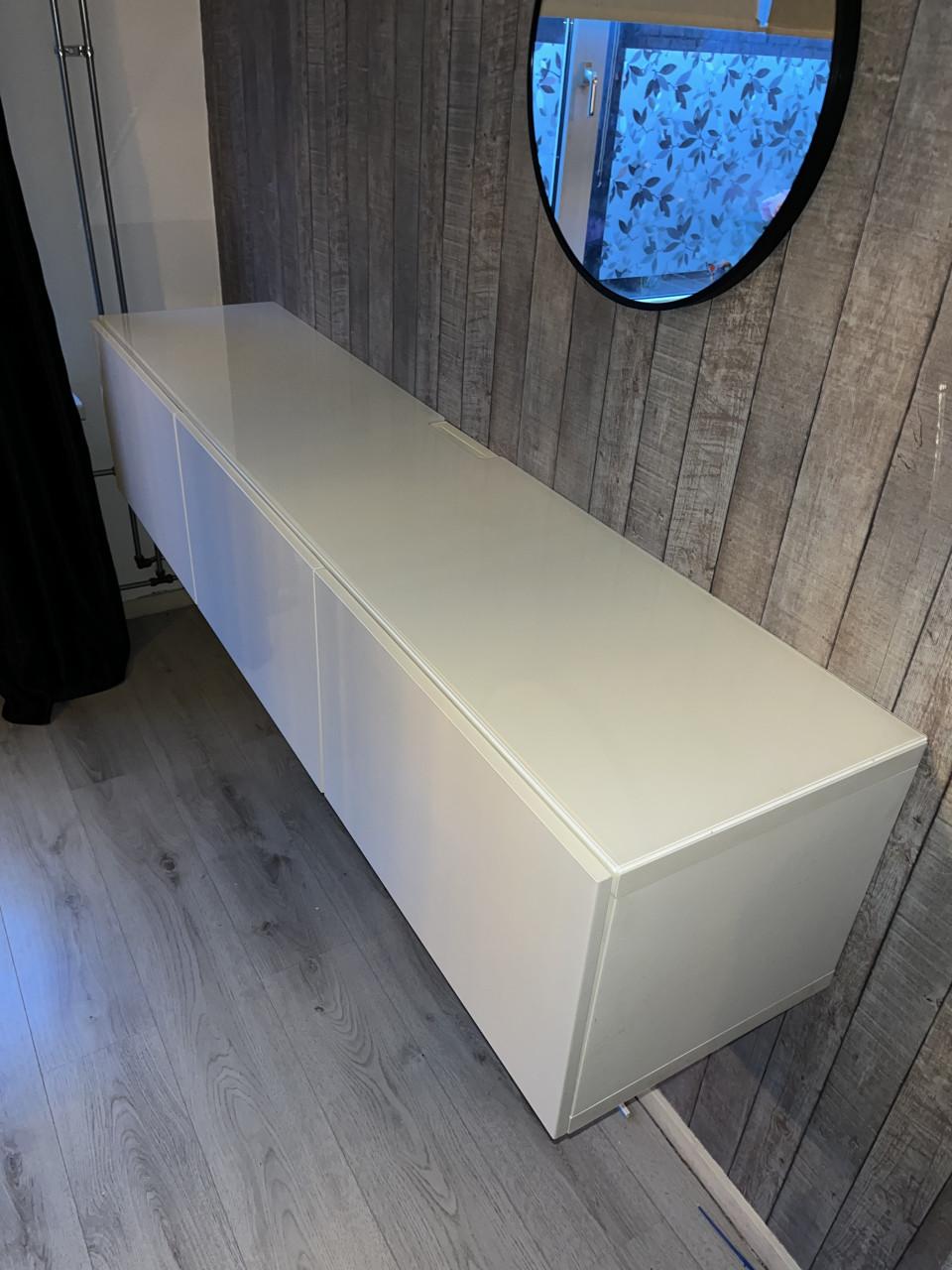 Hoogglans wit dressoir 180cm.
