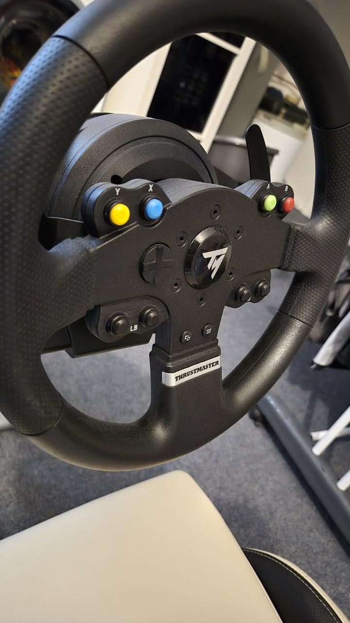 Playseat met thrustmaster force feedback stuur