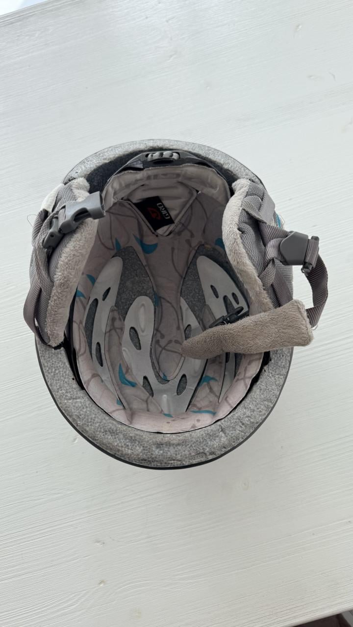 Grijze dames ski helm