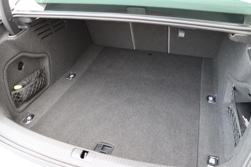 Audi A4 limousine 35 tfsi launch edition sport
