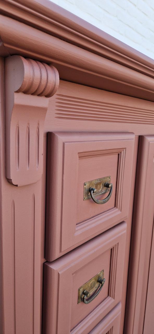 Grenen meidenkast in koper bruine kleur