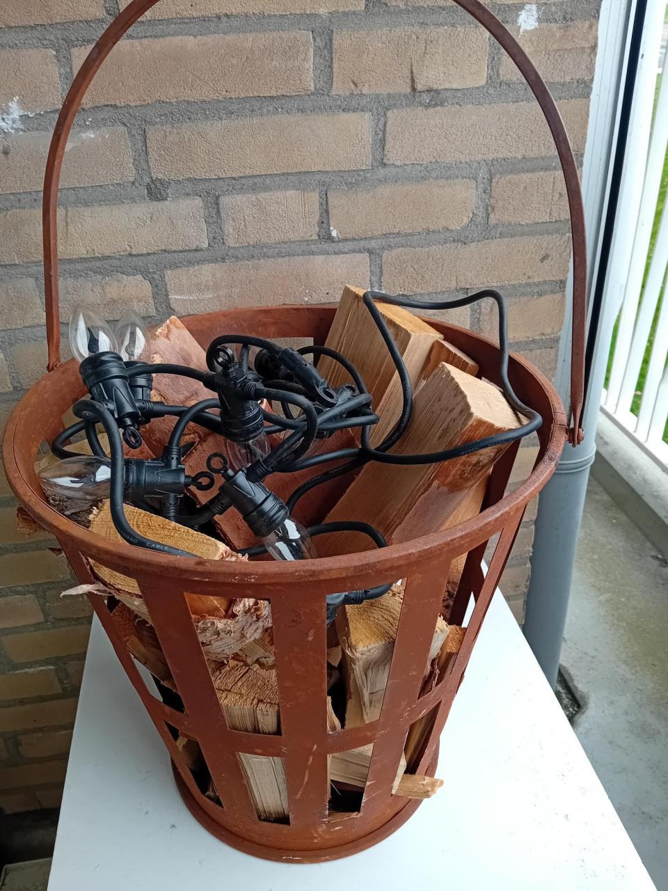 Te koop: een leuke vuurkorf met houtblokken en flame lampjes