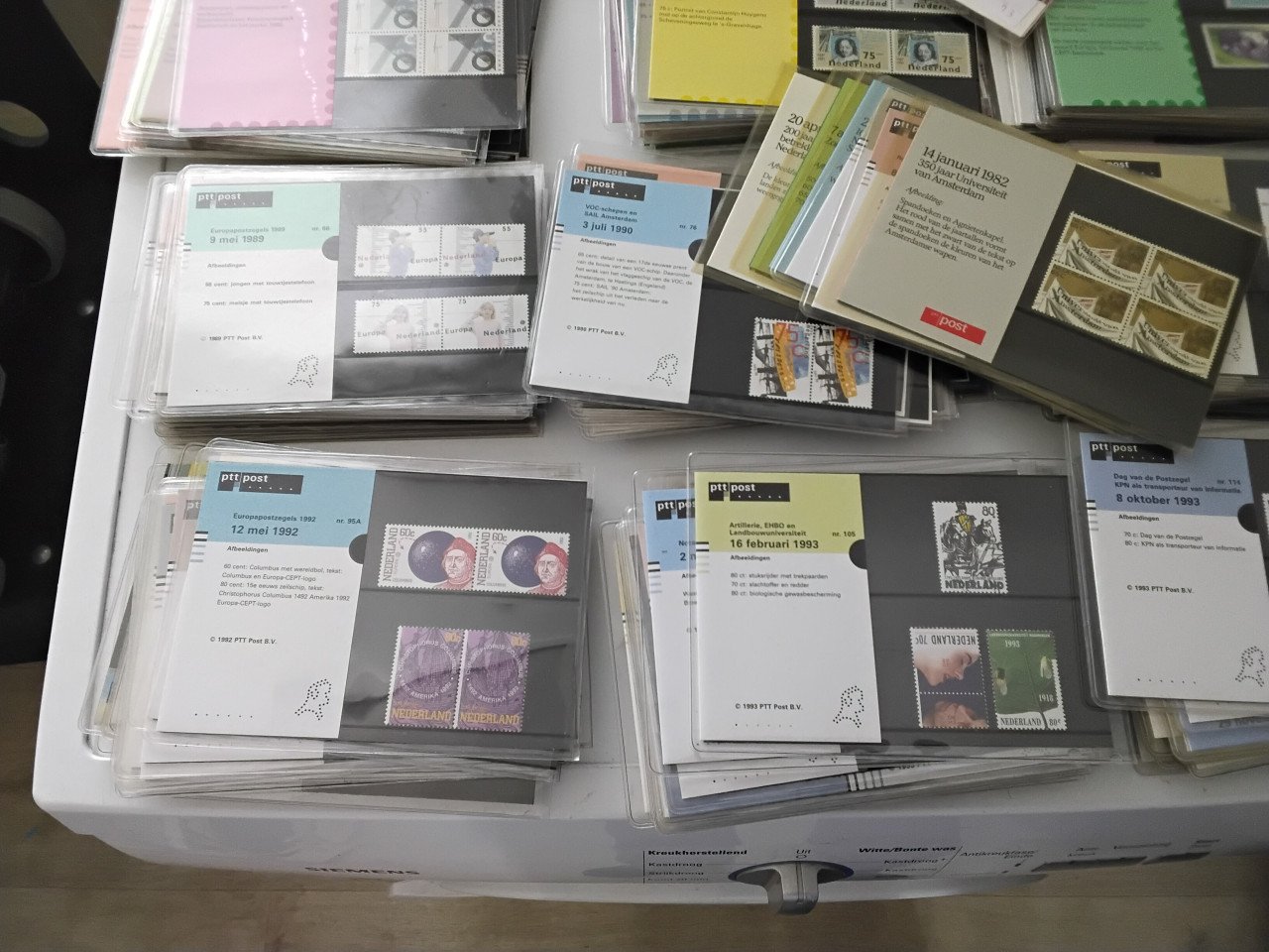 Postzegel uitgave in mapjes