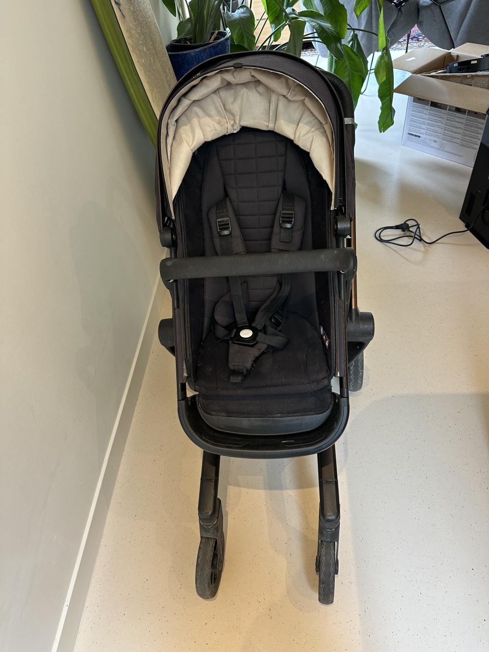 Joolz Day 3 zwart, met voetenzak, maxi cosi adapters en eventuuel maxi cosi