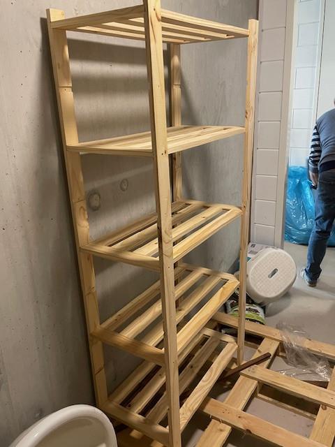 Metalen en houten opslagrekken / kasten