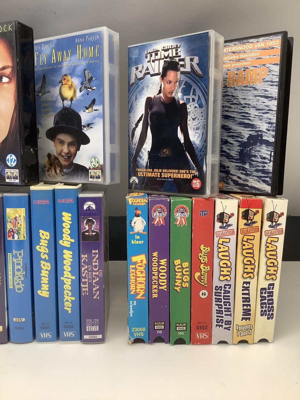 Videorecorder JVC HR-J672 met heel veel videobanden VHS