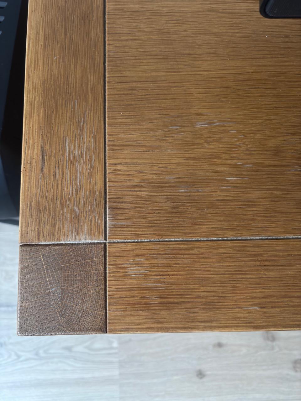 Inboedel: bank salontafel tv-meubel kast vitrinekast eettafel en stoelen